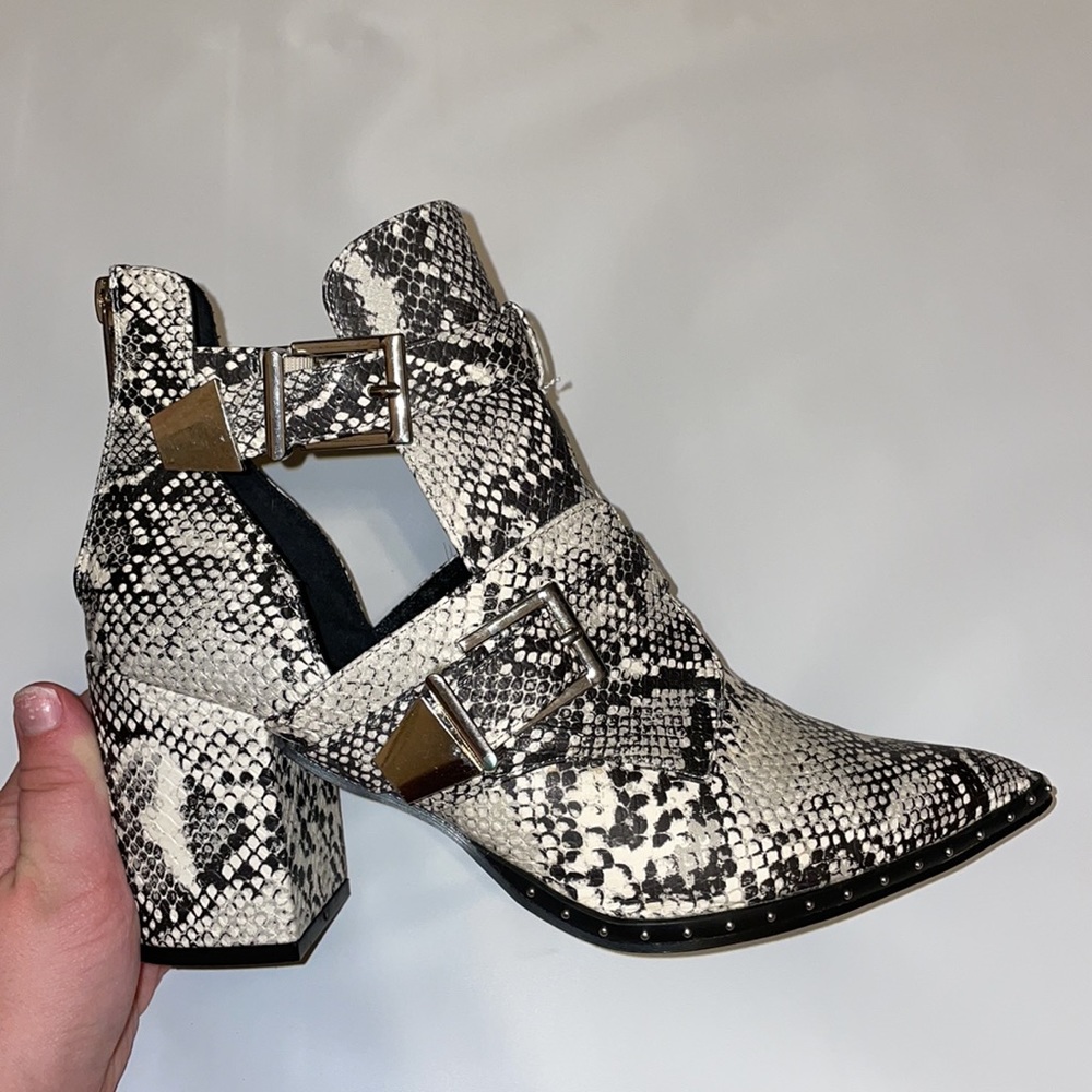 Women’s Snakeskin Heeled booties size 8